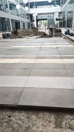 路沿石、路邊石與路牙石安裝隊 市政道路工程的精細工匠